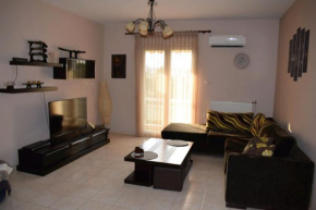 Walk to Center from Quiet Park Apartment